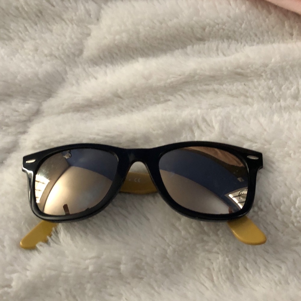 Ray-Ban sunglasses. Unisex.
